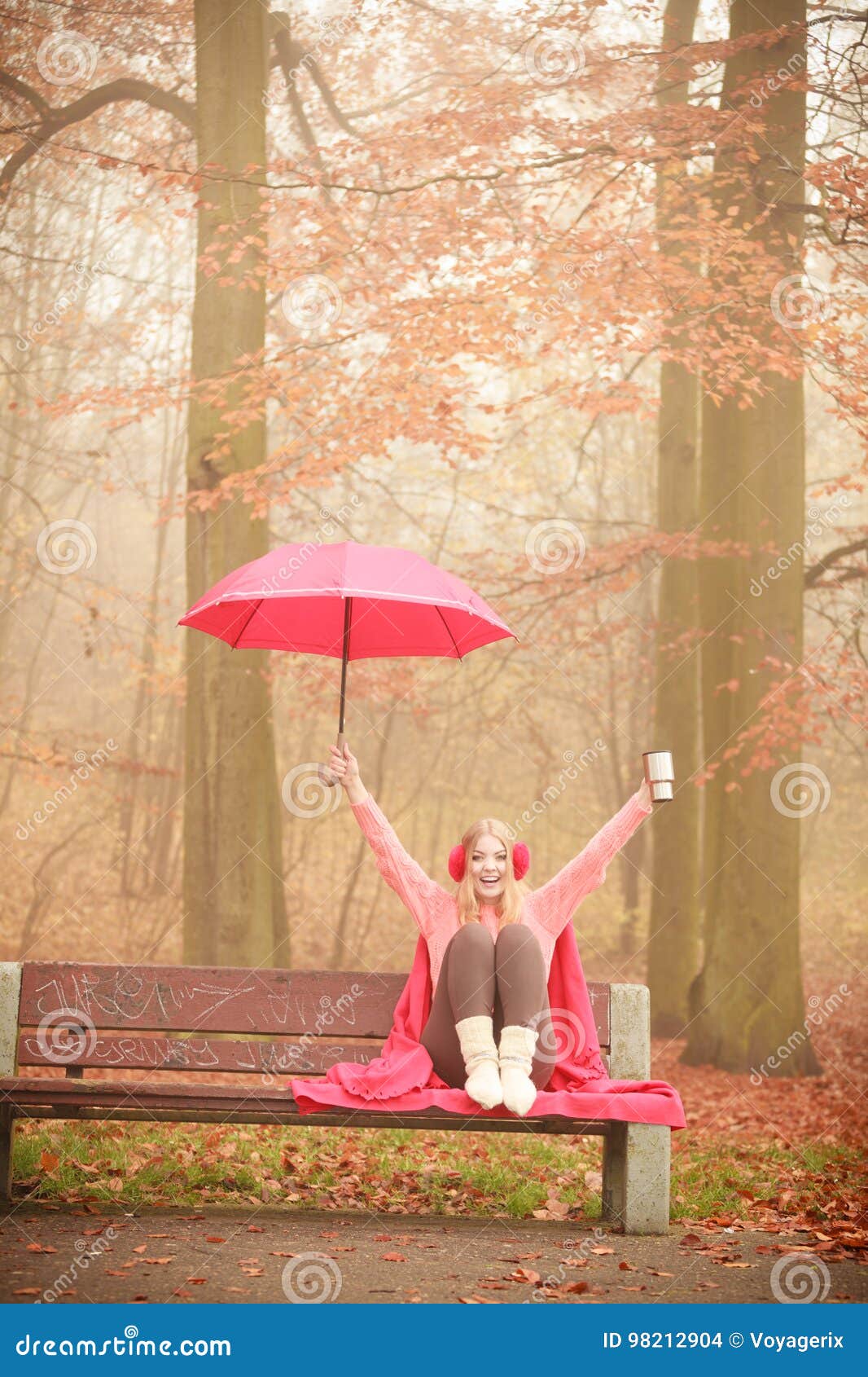 Зонтик сидит. Сидит с зонтиком. Девочка с зонтиком сидит. Сидит с зонтом. Картинка девушка с зонтом сидит.