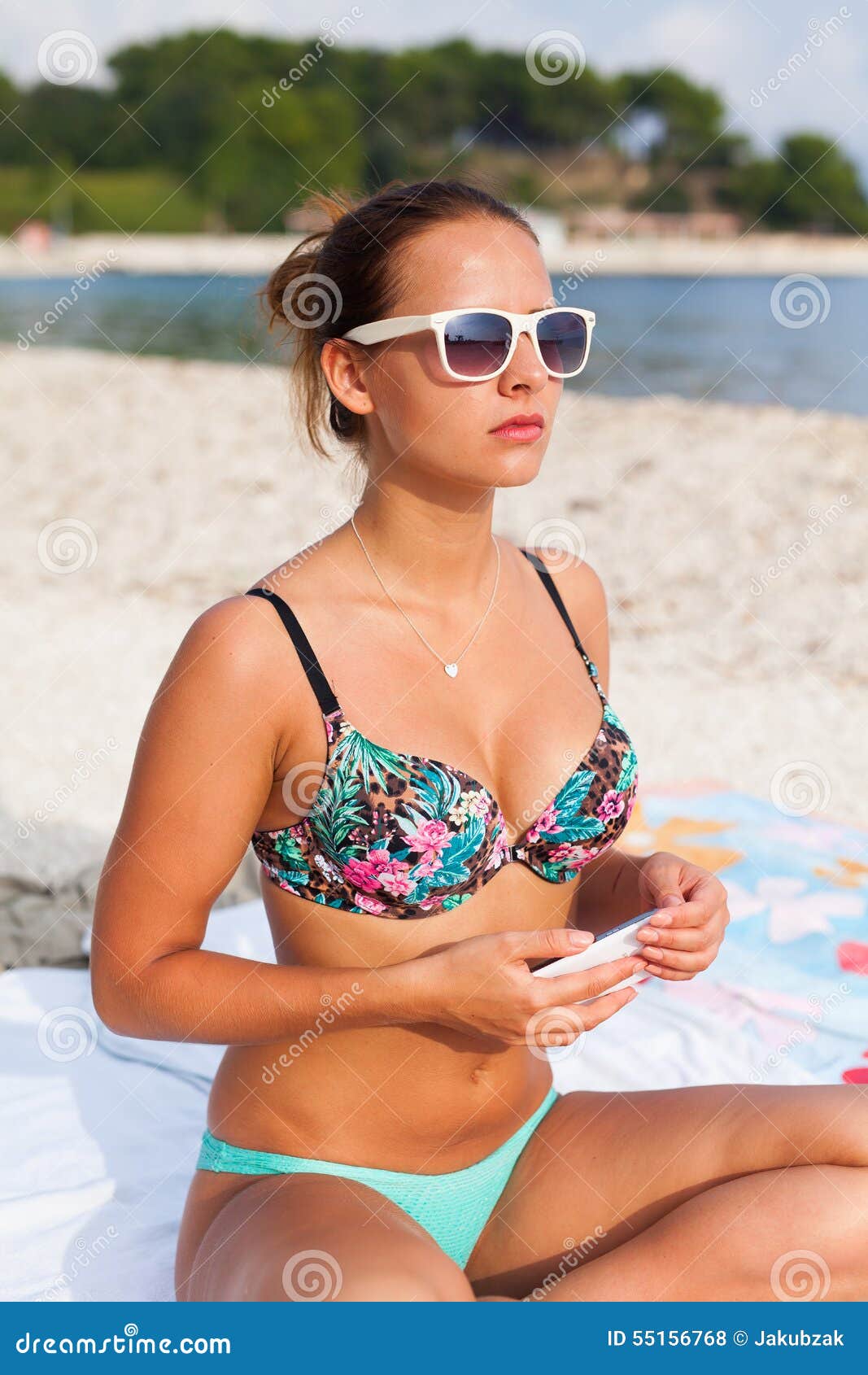 Видно плавки. Красотка сидя видно плавочки. Ближе к нему на пляже в купальнице. Девушка стдить плавка видно.