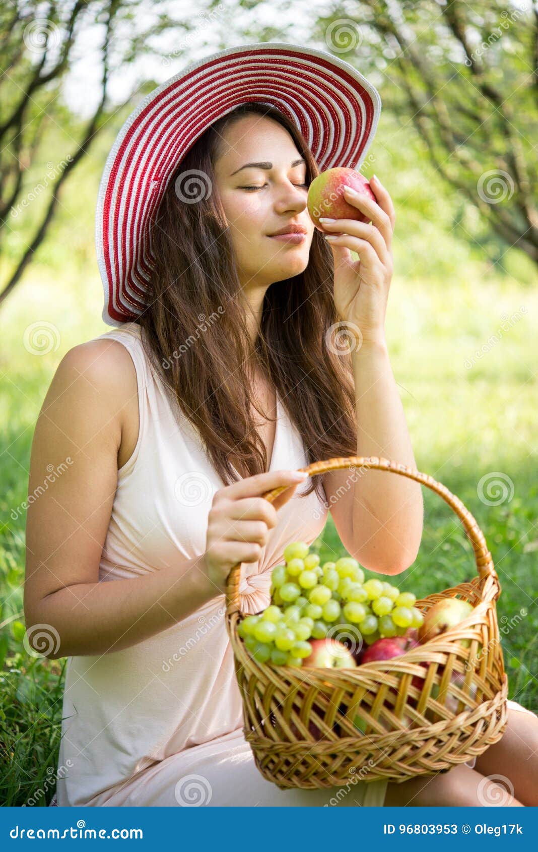 Запах яблок какой. Девушка в шляпе с яблоком. Девушка сидит с корзинкой яблок. Запах яблока. Девушка с корзиной фруктов.