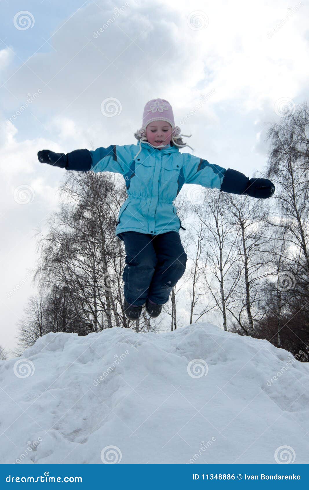 Прыгать сугробы. Дети прыгают зимой. Дети зимой прыгают в сугробы. Дети прыгают в сугроб. Девочка прыгает в сугроб.