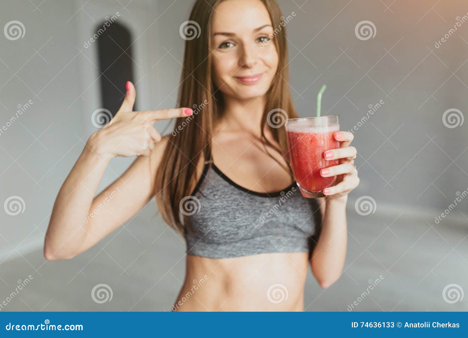 Спортивная девушка пьет