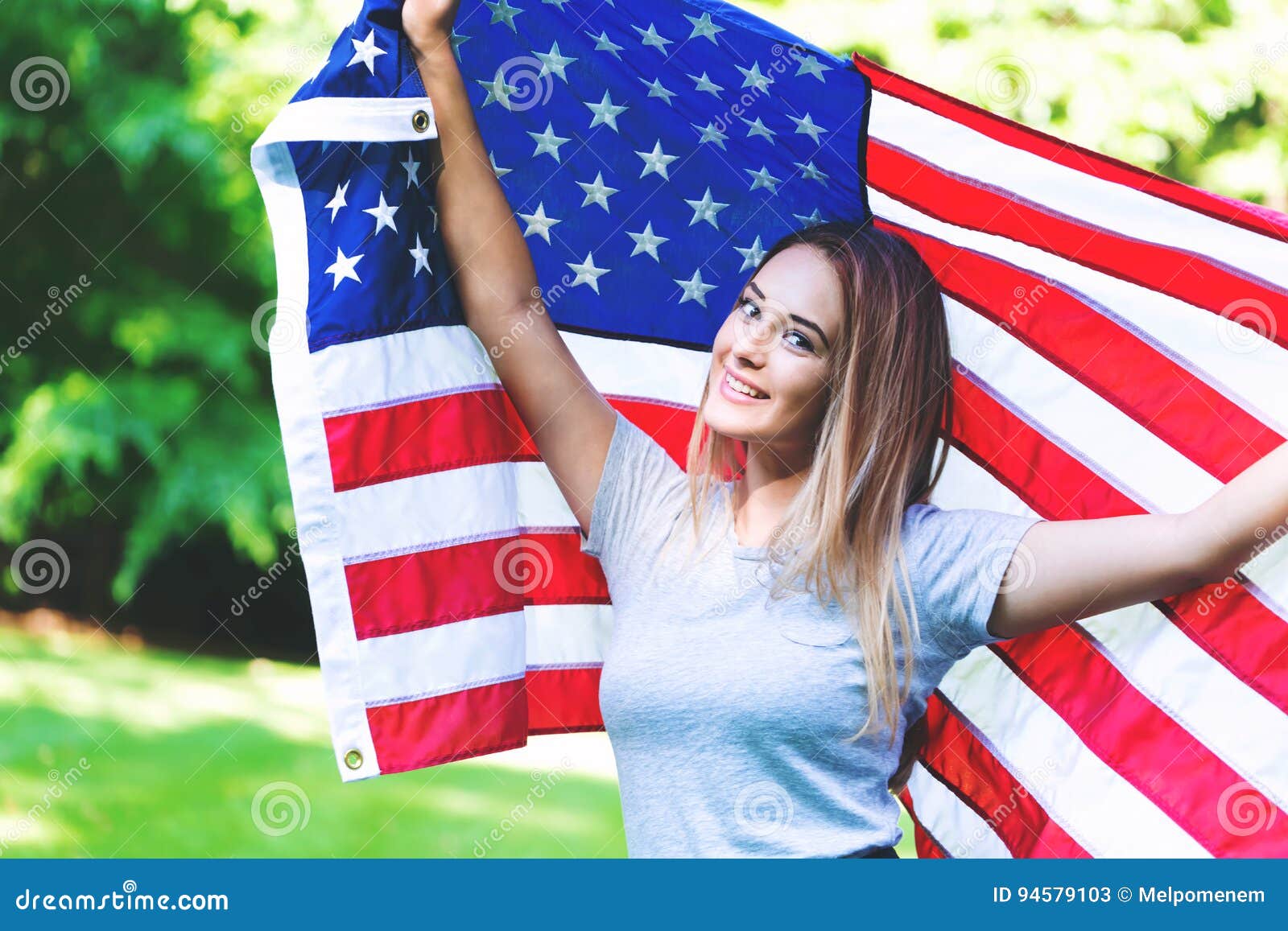 Русский девушки в америке. Девушка с американским флагом. Баба с флагом США. Девушка с английским и американским флагом. Девушка на фонеамерикансого флага.