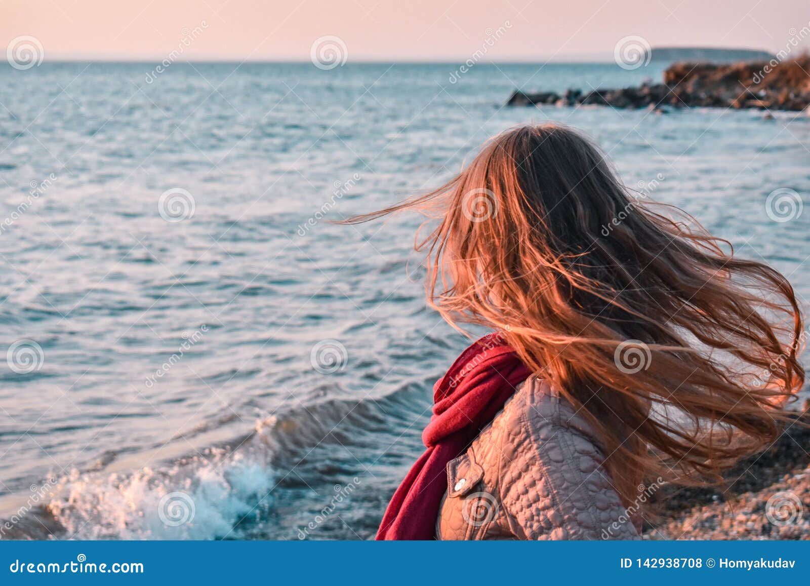 Ветер дует волосах. Wind blowing. Hair Wind girl from back. Back view of a woman blowing her hair in the Wind on the Beach.