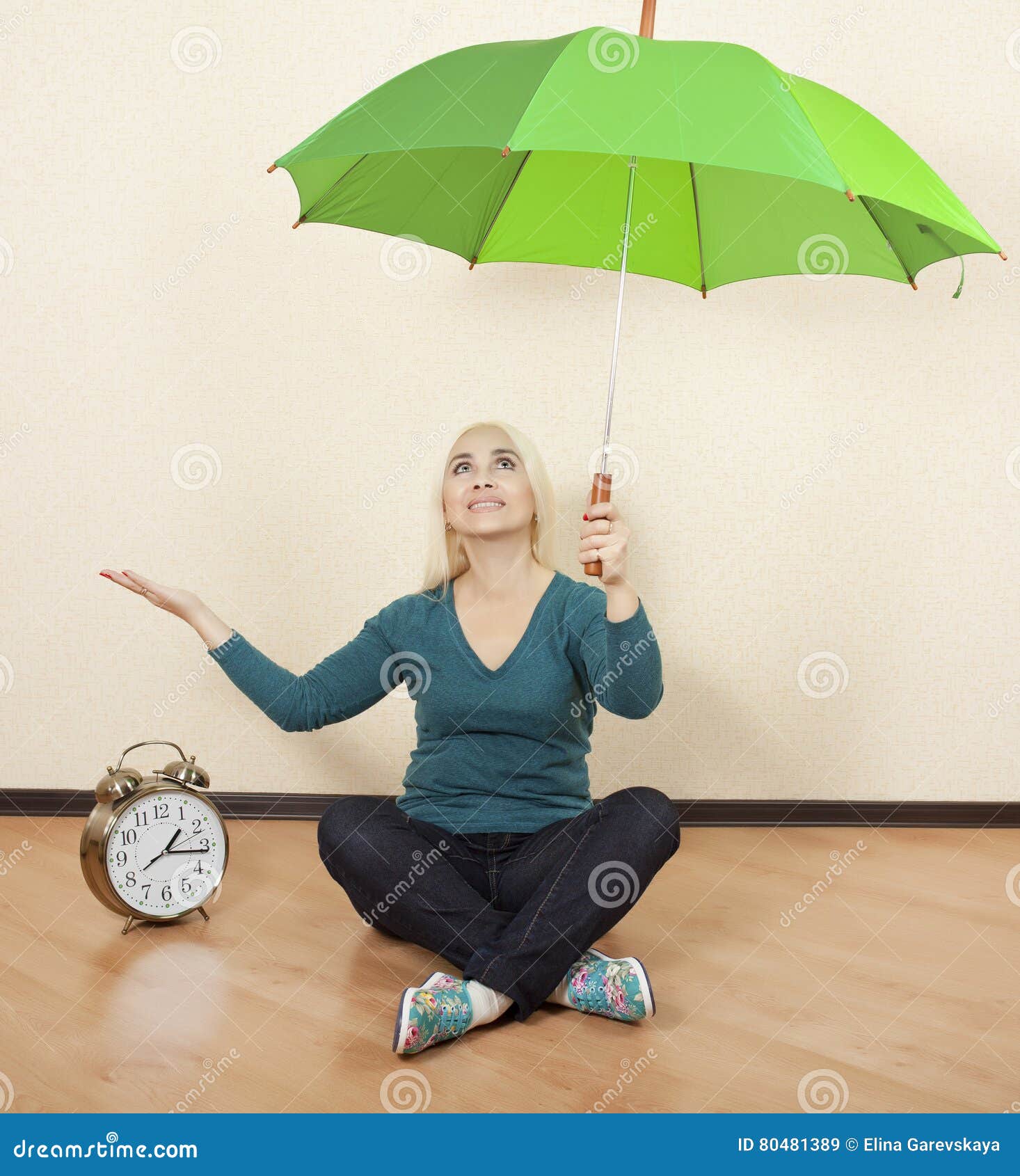Зонтик сидит. Девушка с зеленым зонтом. Девушка с салатовым зонтом. Человек с зеленым зонтом. Блондинка с зонтиком.