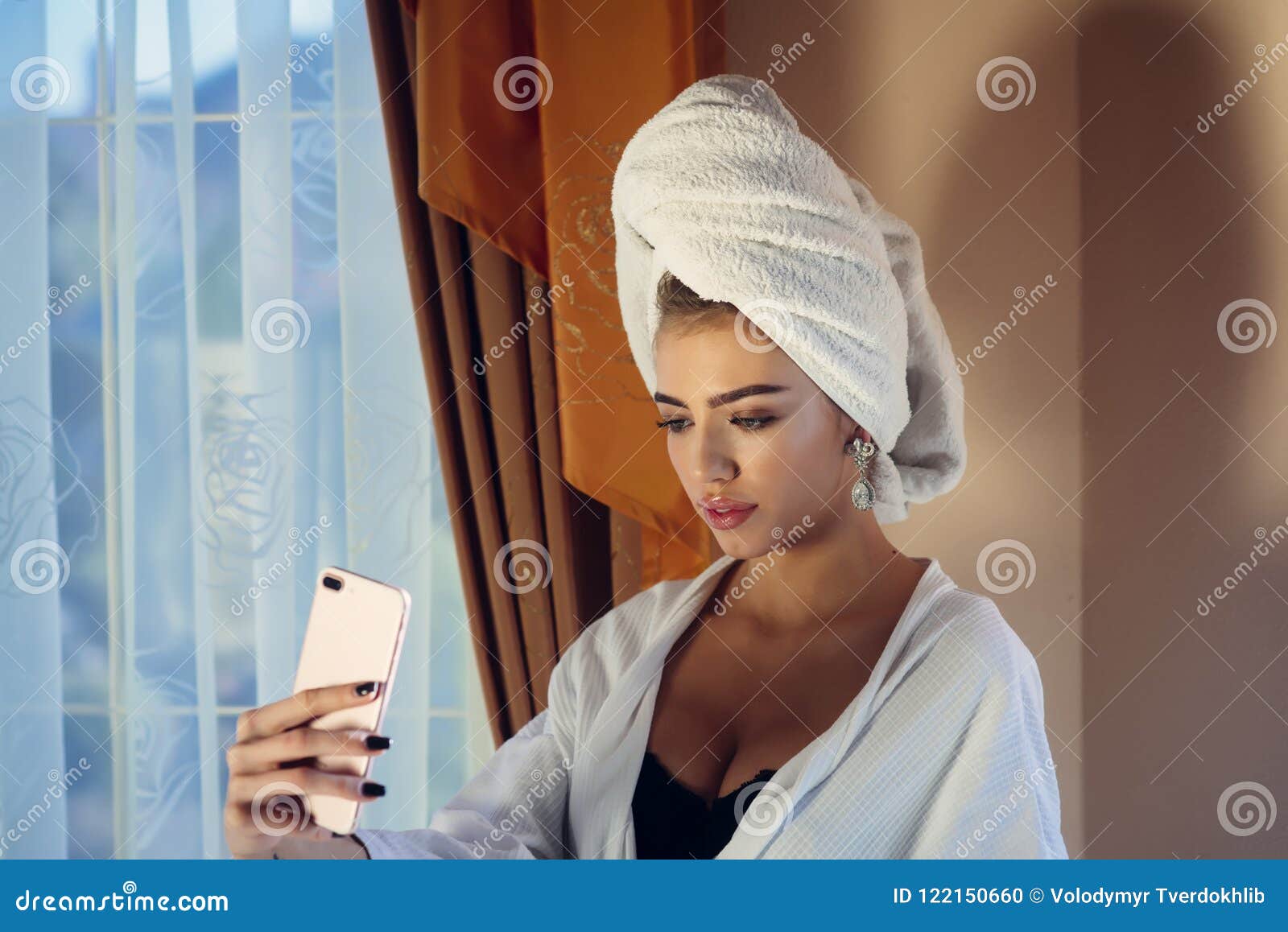 Девушка с полотенцем на голове принимая Selfie, после курорта Стоковое Фото  - изображение насчитывающей мило, ливень: 122150660