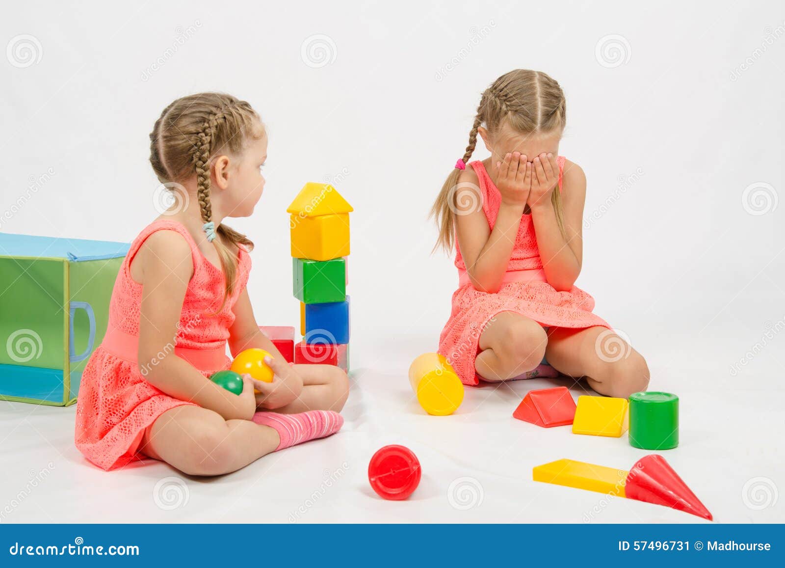 Детки играют с кисками. Девочка играется с игрушками. Девушка играется с игрушками. Девушка играет с игрушками. Девочки играют.