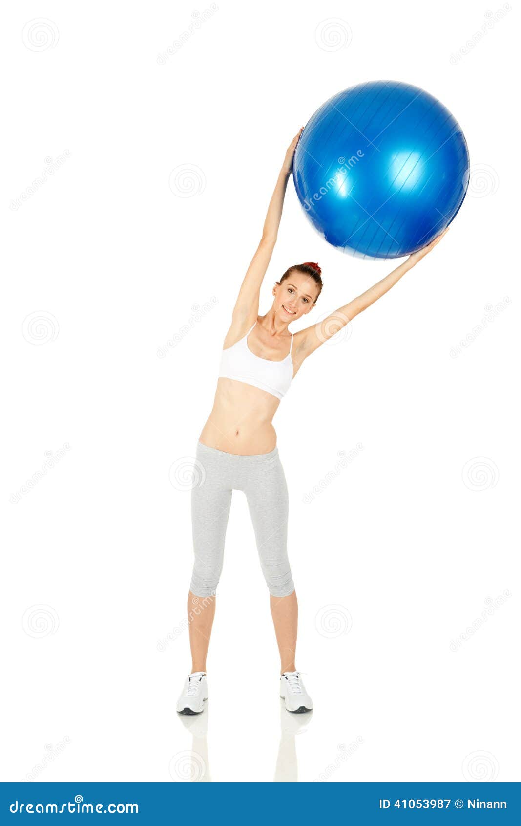 Работать на шару. Девушка держит фитнес шар. Фитнес держит воздушный шарик. Фитнес шар сколько выдерживает.