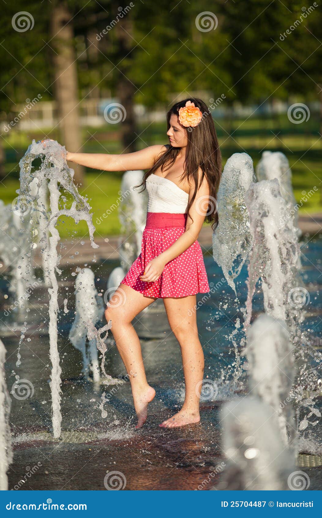 Струя воды девушка
