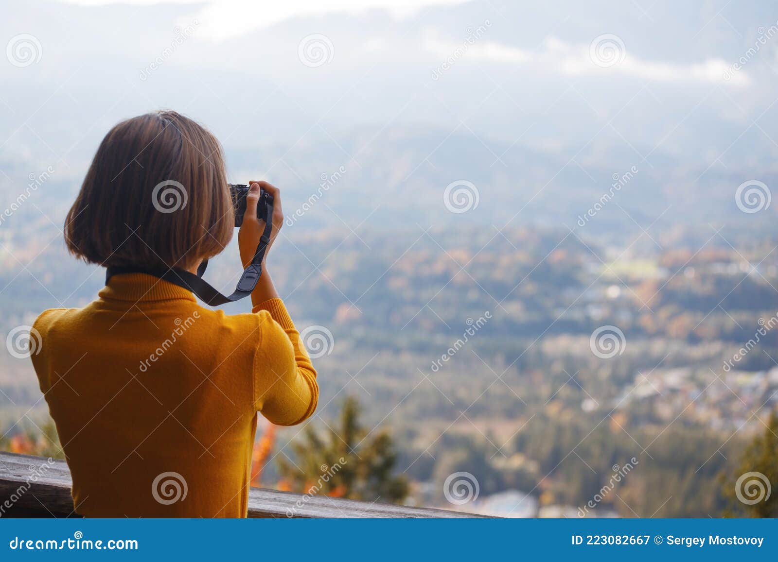 Сочная девица фотографируется в горах.