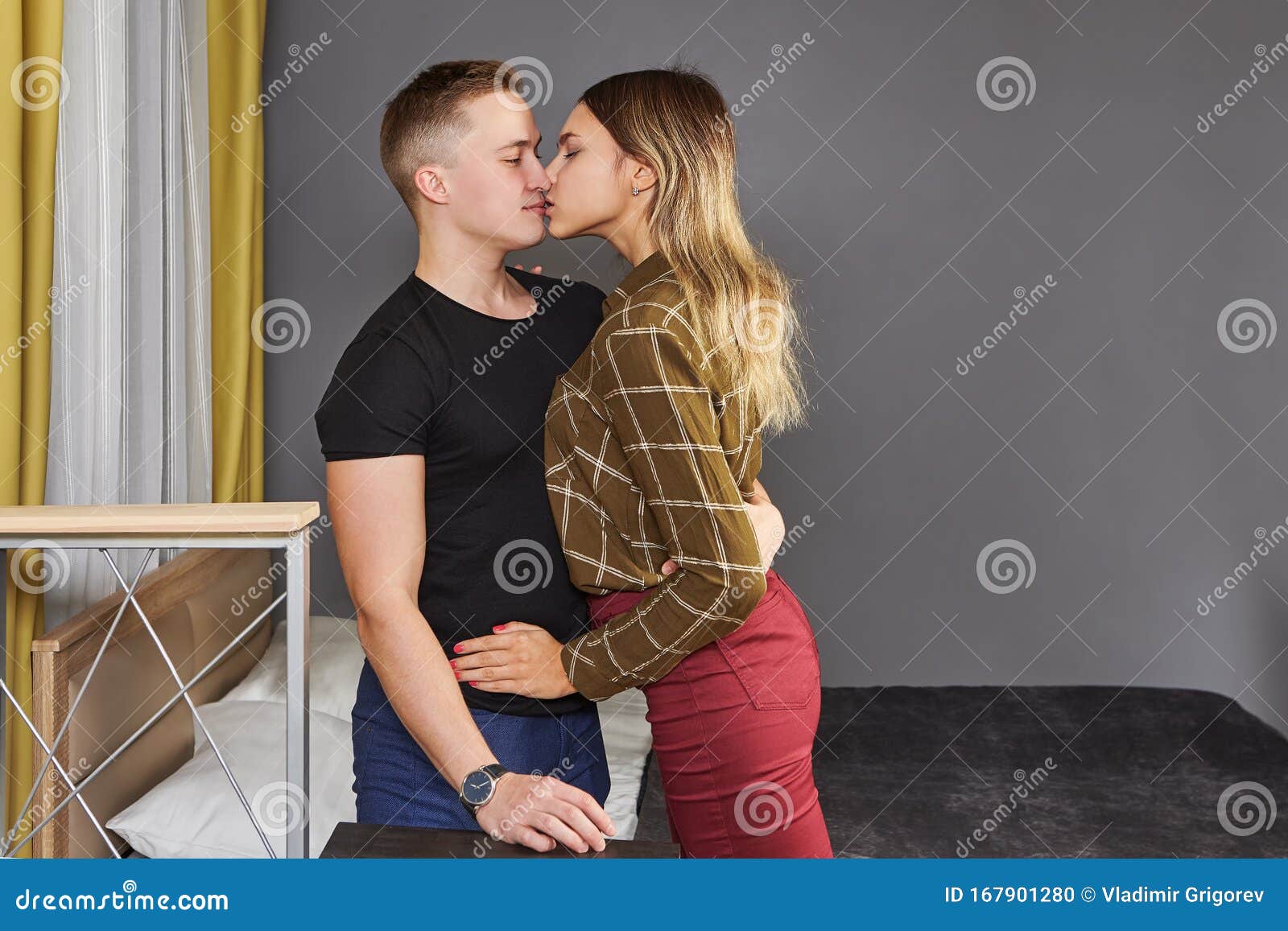Парень И Девушка Целуются Фото