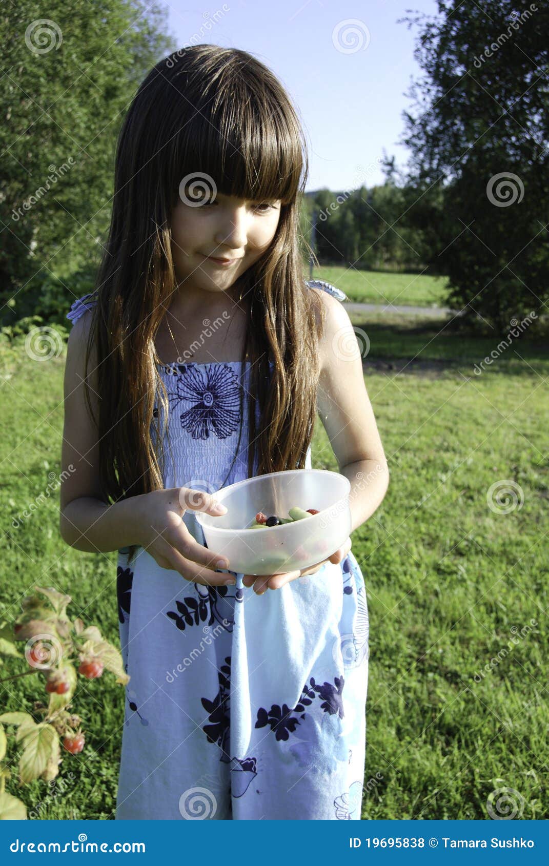 девушка ягод стоковое фото. изображение насчитывающей листья - 19695838