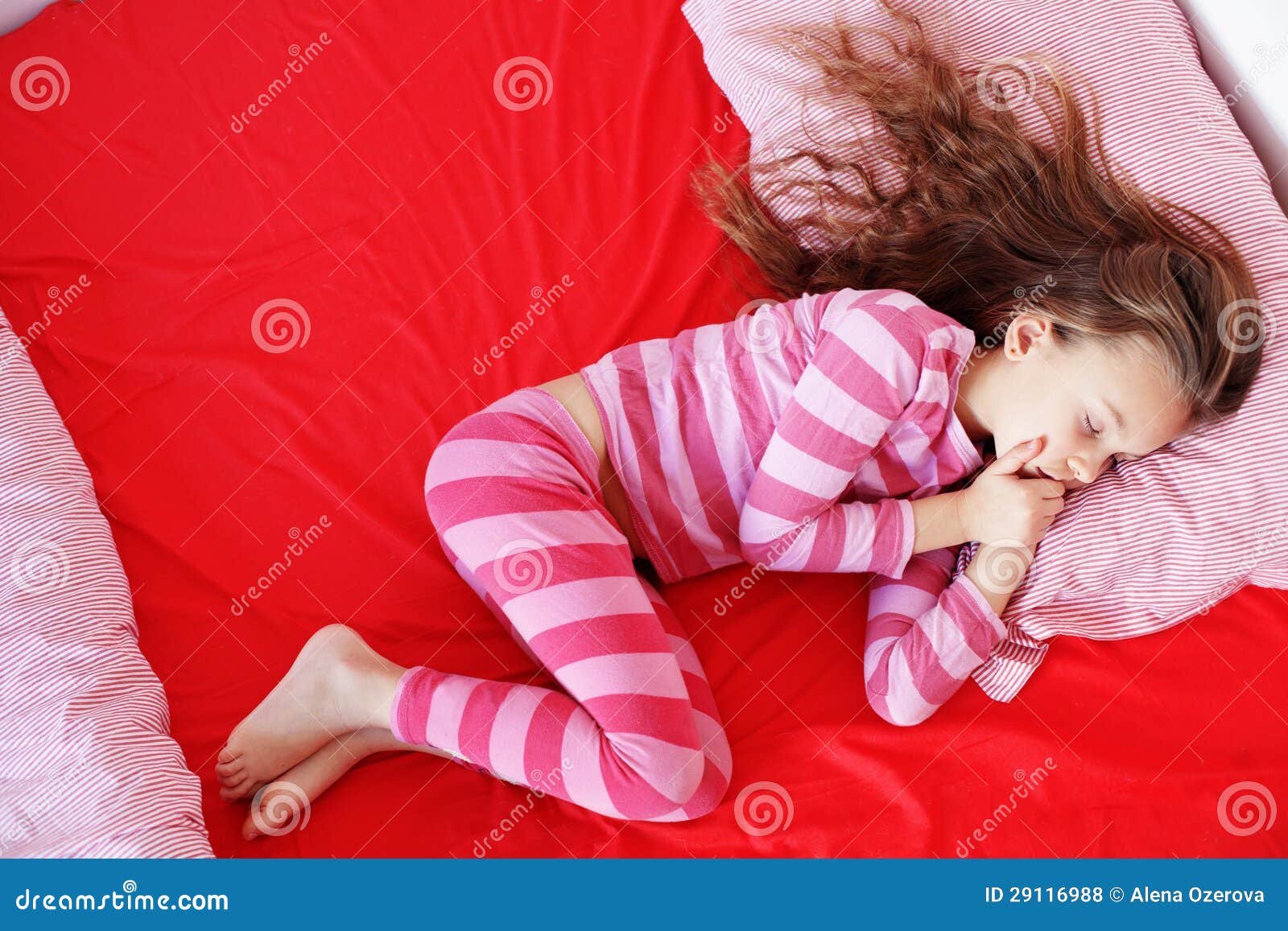 Спящую дочь на кровати. Маленькая модель в кровати. Маленькие девочки в пижаме в кровати.