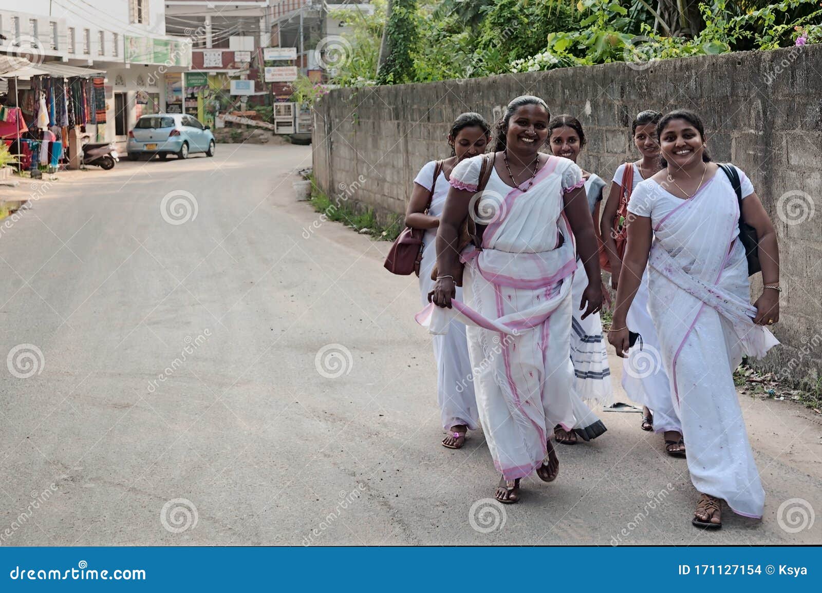 Девушки Идут По Улице Фото