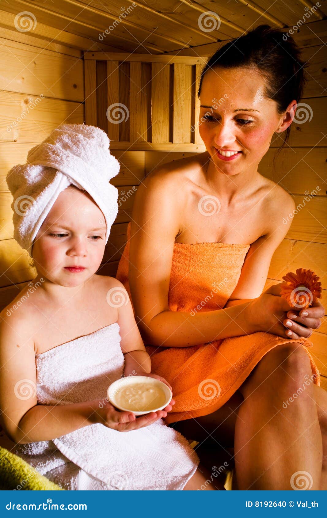 Русское видео мамы в бане. Мальчик с девочкой сауна. Женщина и дети в сауне. Сауна маленький девушка. Мелкие девчонки в бане.