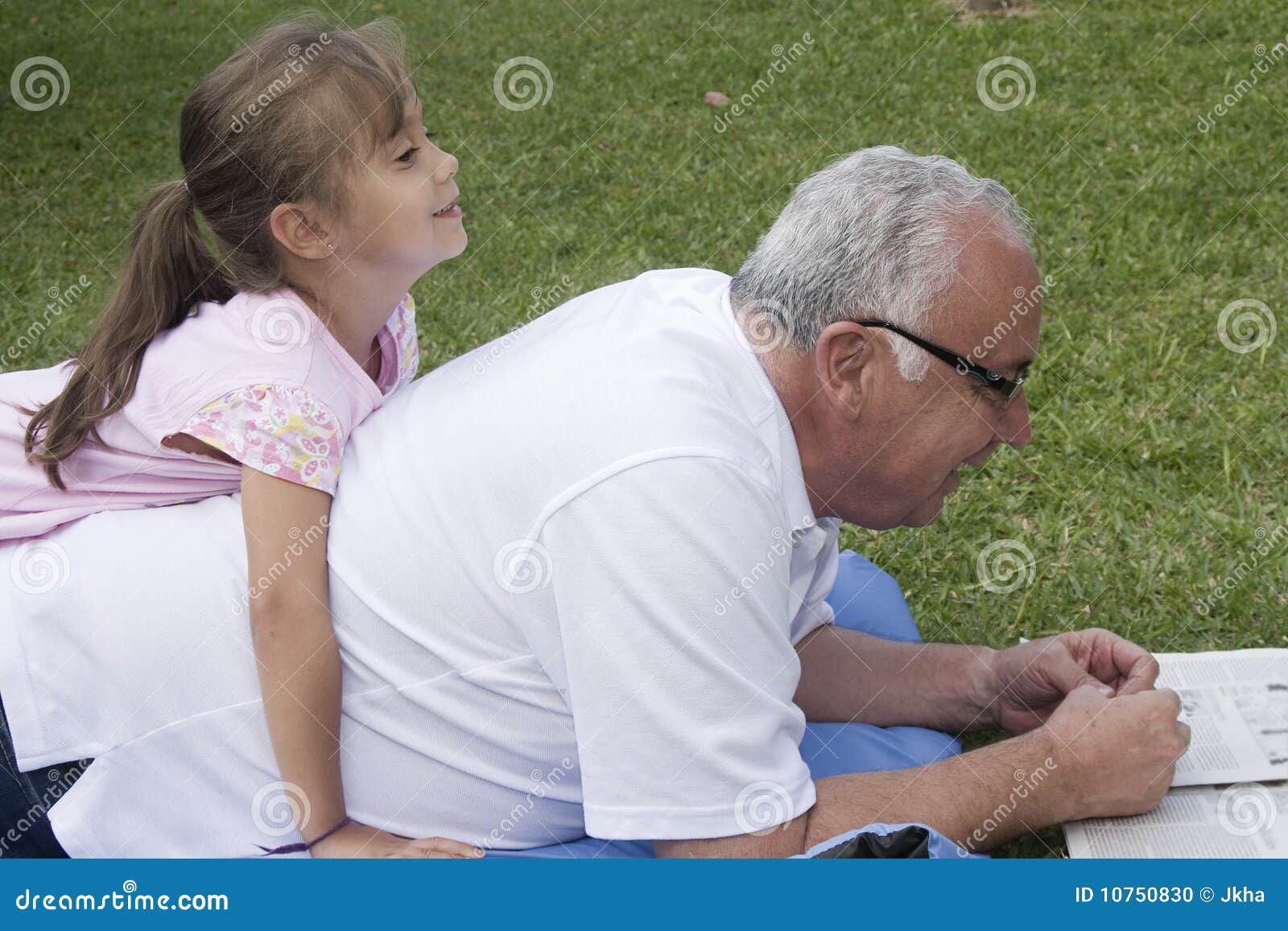 Дедушка с внучкой взрослой. Grandfather and granddaughter. Внучка с дедом в бассейне. Grandpa and granddaughter. Дедушка с внучкой в автобусе.