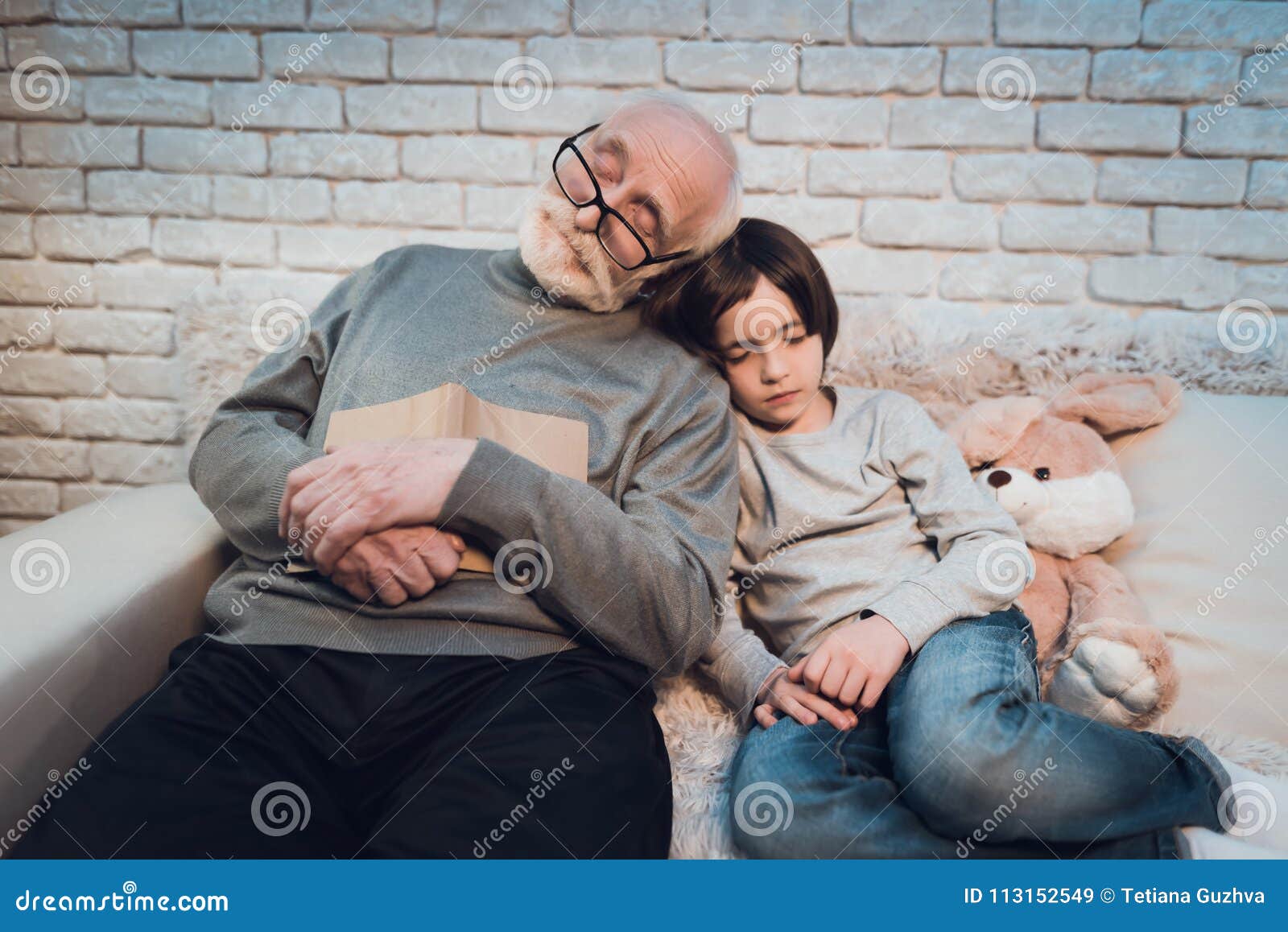 Спящий внук видео. Дед и внук спят. Дедушка с внуком спят. Дедушка внук сон. Дедушка спящий со внуком.