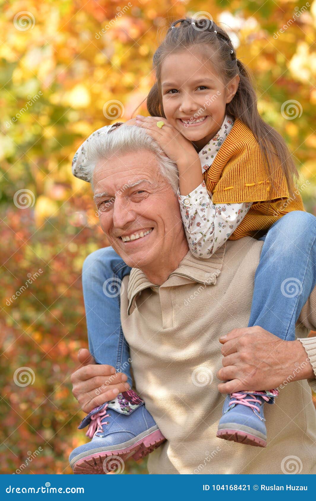 Дедушка с внучкой взрослой. Дедушка и внучка. Бабушка дедушка и внучка. Дедушка и внучек. Дедуля с внучкой.