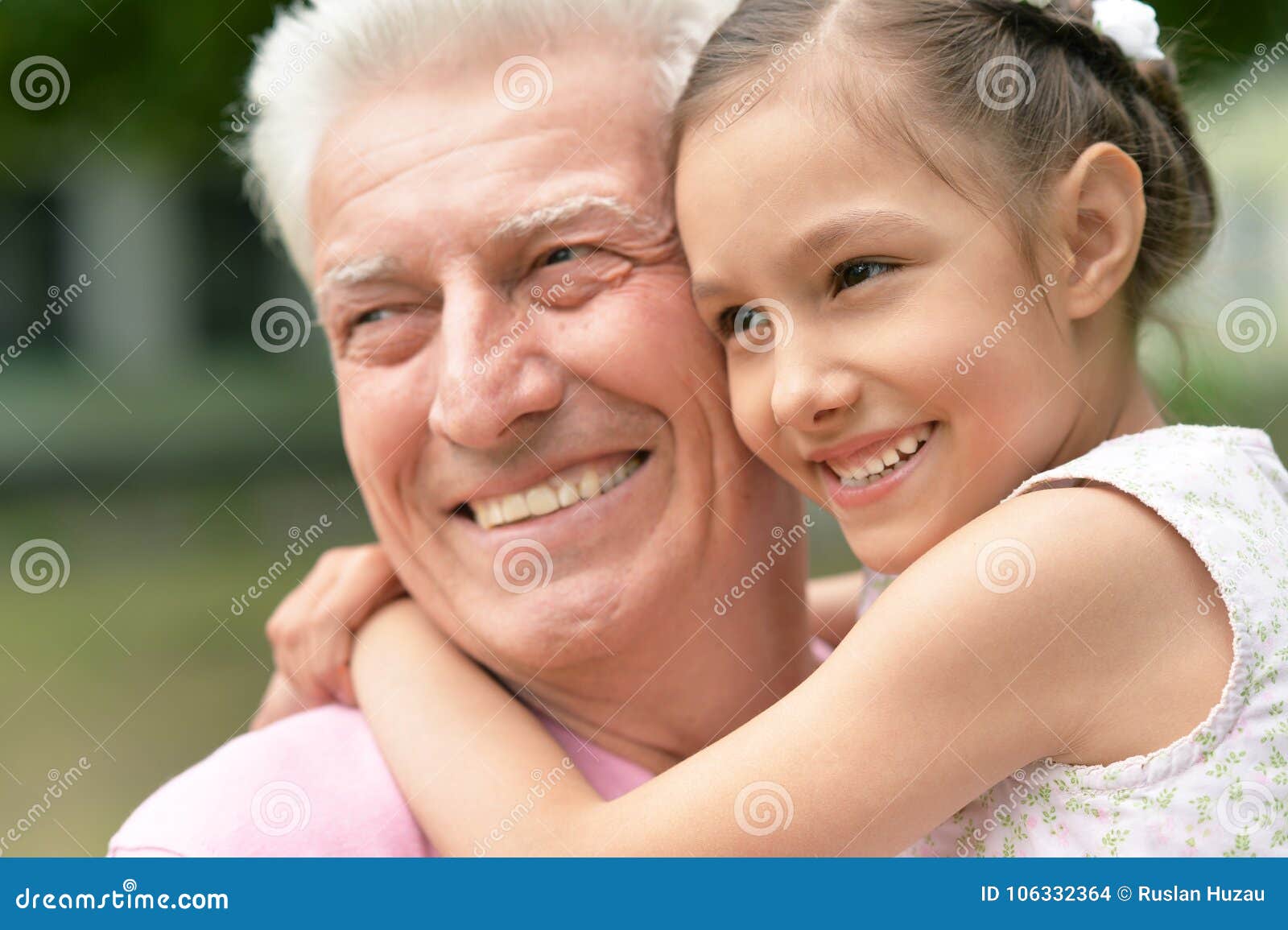 Дедушки и маленькие внучки. Дедушка и внучка. Маленькая внучка. Granddaughter высо.