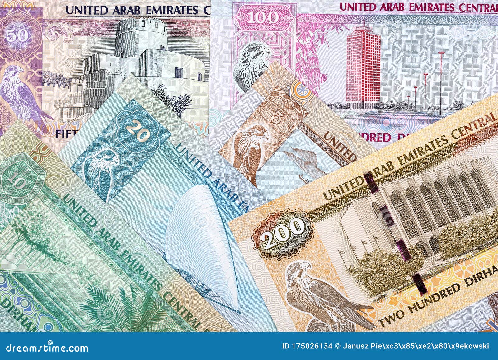 Курс дирхама к рублю сбербанка на сегодня. Валюта Эмиратов. Деньги ОАЭ. Дирхамы ОАЭ. Национальная валюта Дубая.