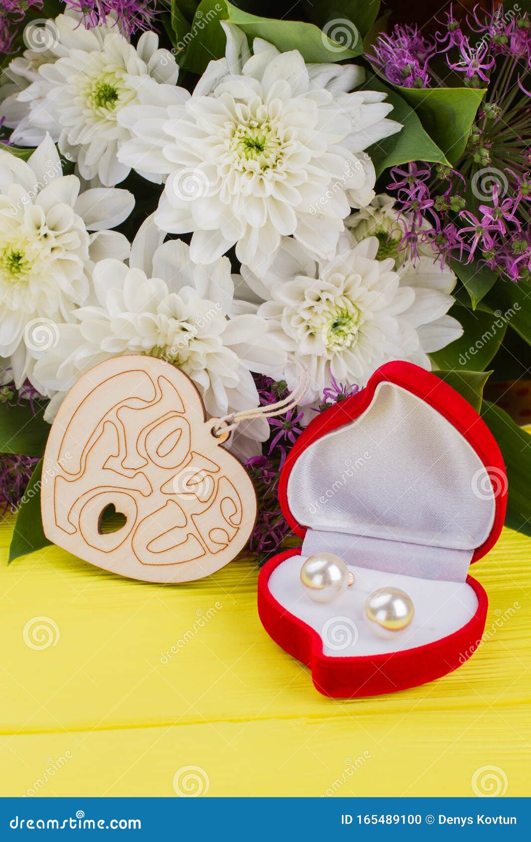 День святого Валентина с подарком и цветами Стоковое Фото - изображение насчитывающей сердце, предмет: 165489100