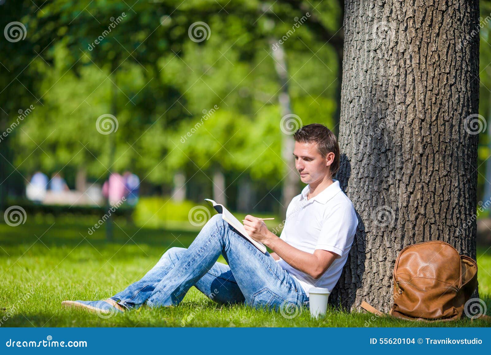 человек сидит около дерева. человек сидит под деревом. парень под деревом. сидит под деревом. человек под деревом.