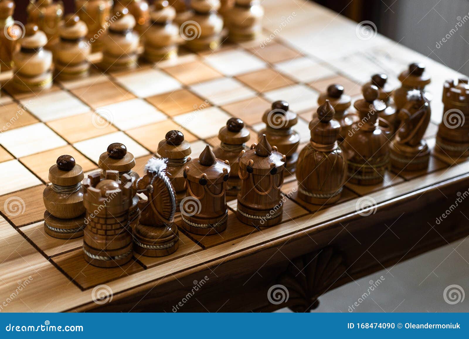 Деревянные шахматные фигуры на игру Коричневая винтажная фон Крупным планом  в шахматы Шахматы требуют тщательного планирования, к Стоковое Фото -  изображение насчитывающей мат, конфронтация: 168474090
