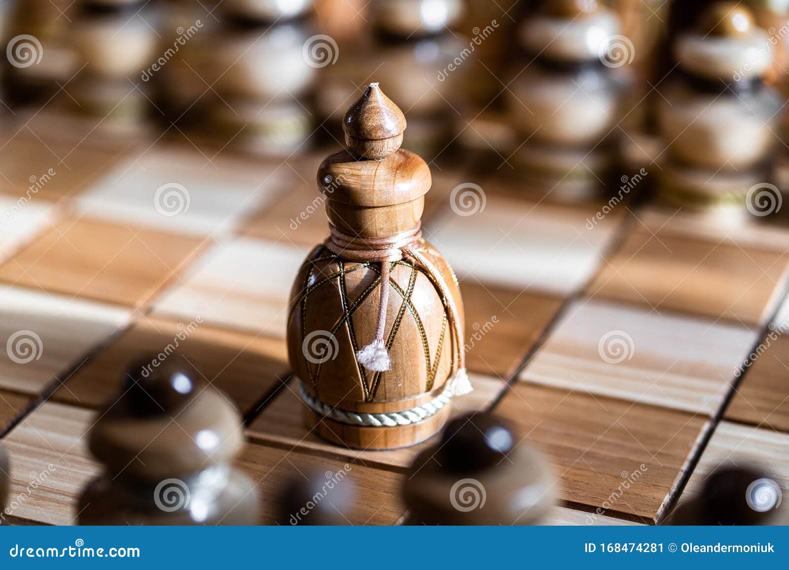 Деревянные шахматные фигуры на игру Коричневая винтажная фон Крупным планом  в шахматы Шахматы требуют тщательного планирования, к Стоковое Изображение  - изображение насчитывающей план, противоположно: 168474281