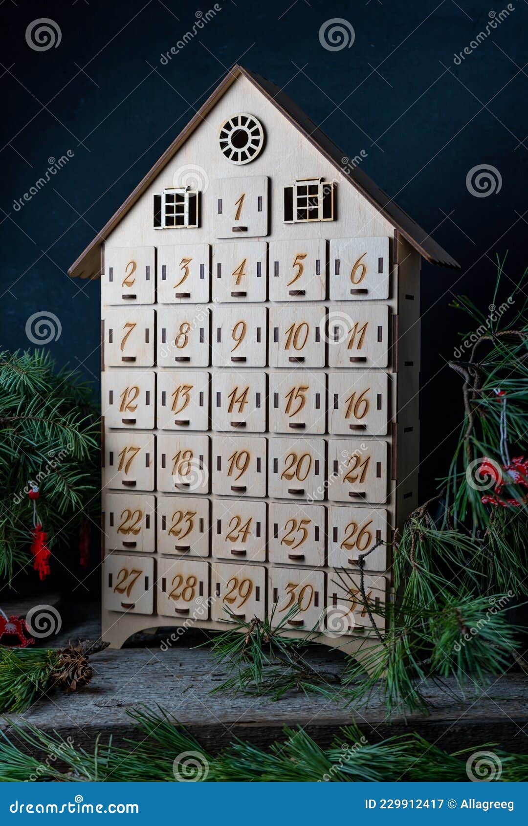 деревянный календарь на ожидание нового года или Рождества. коробка с  ячейками от 1 до 25 и от 31 для мини-подарков. декабрь Стоковое Изображение  - изображение насчитывающей праздник, собрание: 229912417