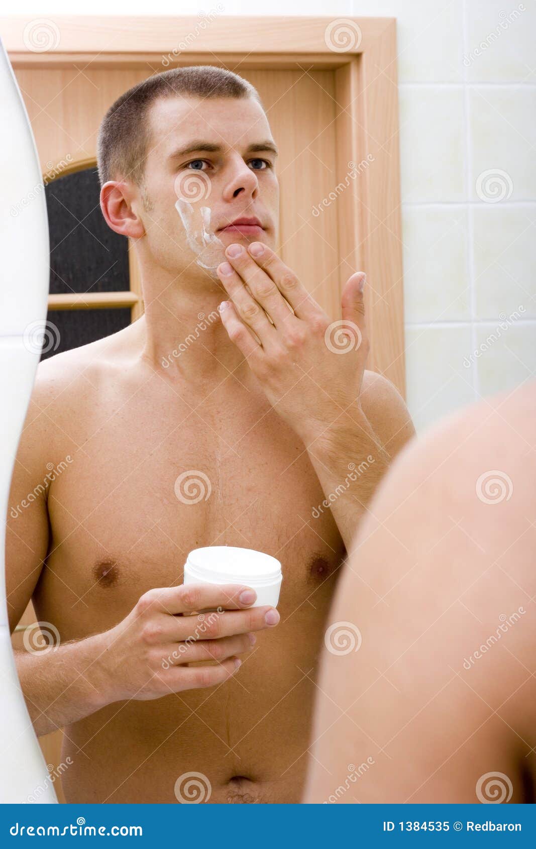 Бреет яйца мужу. Мужчина бреется в ванной. Парень бреет. Мужская фотосессия бреется перед зеркалом. Парень после бритья.