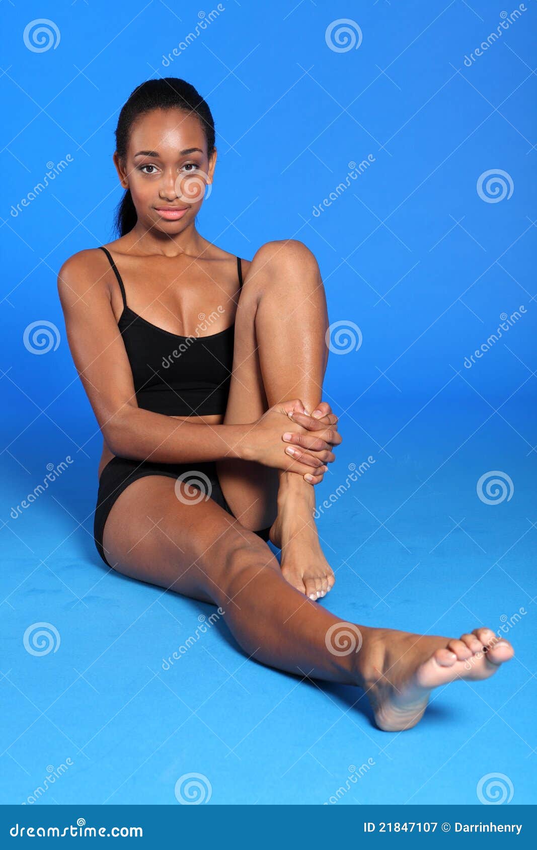Ноги чернокожих. Африканки ноги. Женские стопы темнокожих девушек. Ступни афроамериканки. Стопы чернокожих женщин.