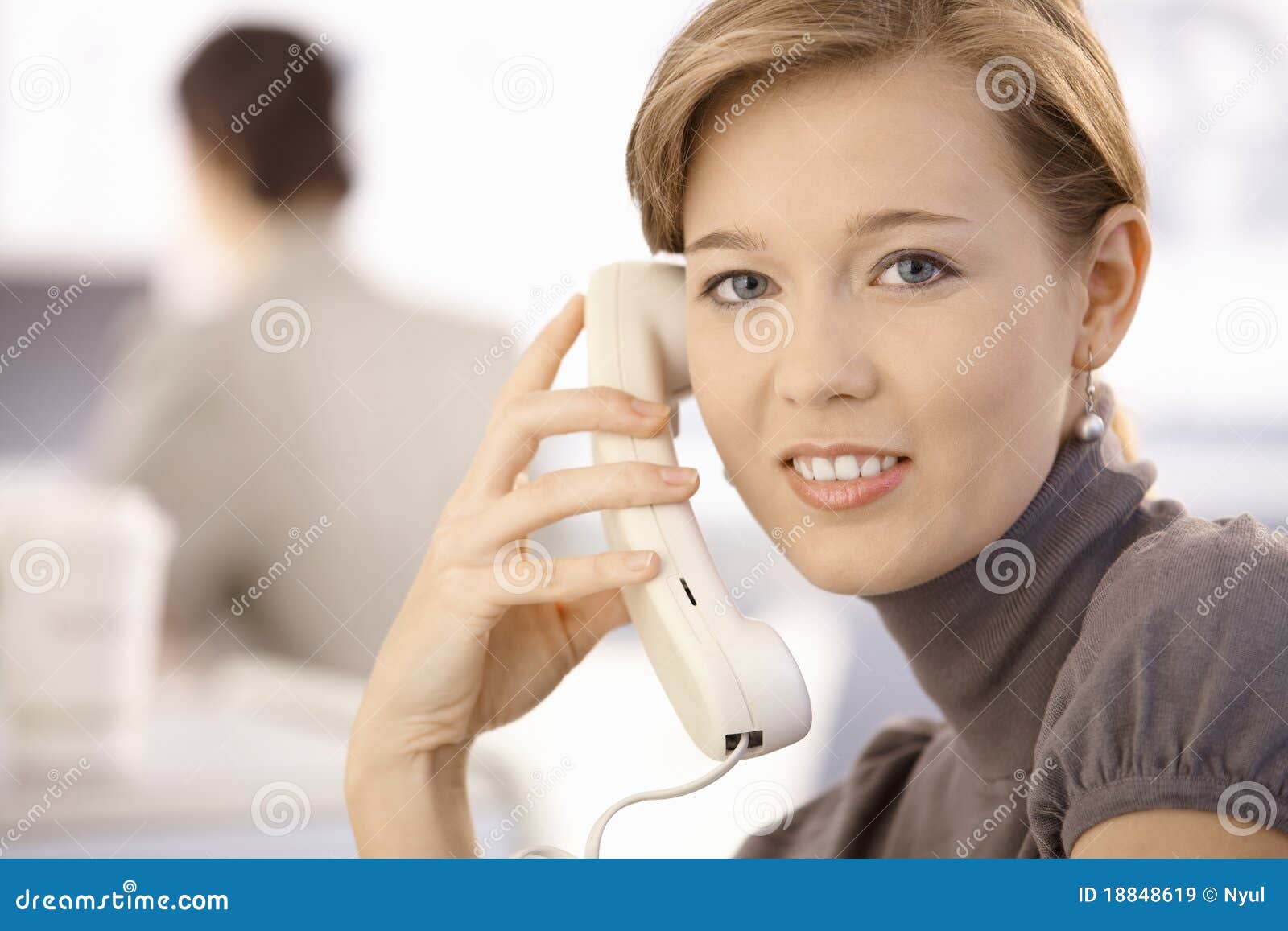 Не хочет разговаривать по телефону. Женщина с телефоном в офисе. Среднестатистическая женщина и телефон. Фото женщин болтающих по телефону. Женщина средних лет говорит по телефону.