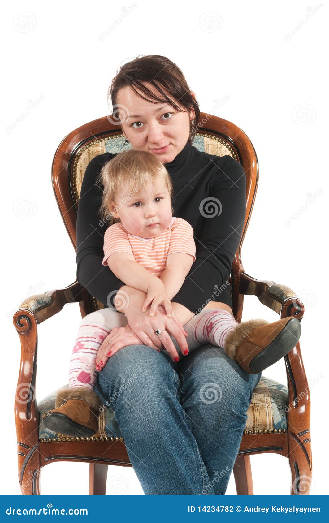 Сижу у мамы на коленях. Женщина с ребенком сидит. Малыш сидит на коленках. Ребенок сидит на коленях. Женщина сидит с ребенком на коленях.