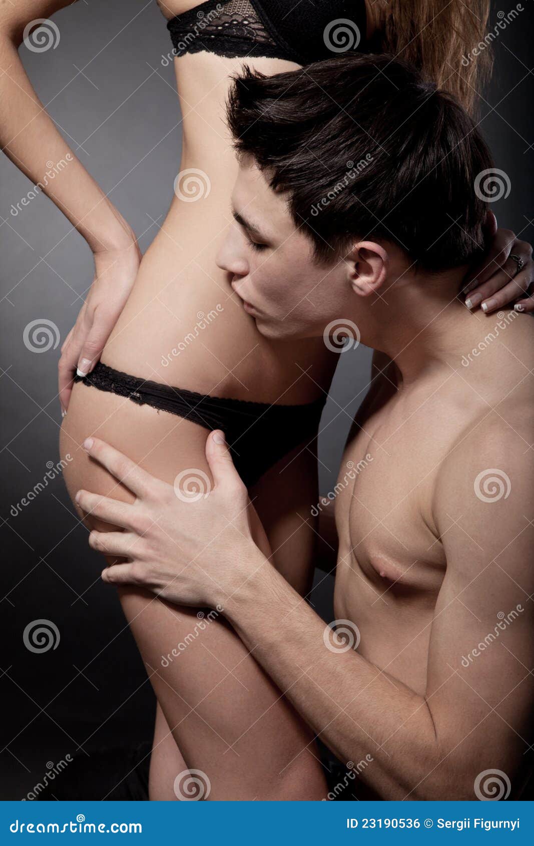 парень целует в живот и грудь фото 32