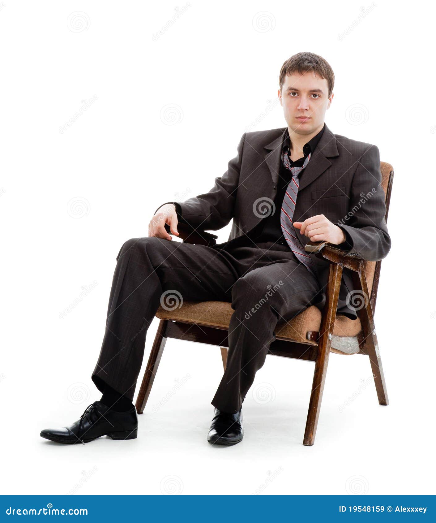 Мужчина сидит раздвинув ноги. Мужчина в кресле. Человек в костюме сидит. Мужчина в кресле в костюме. Человек в костюме сидит на стуле.