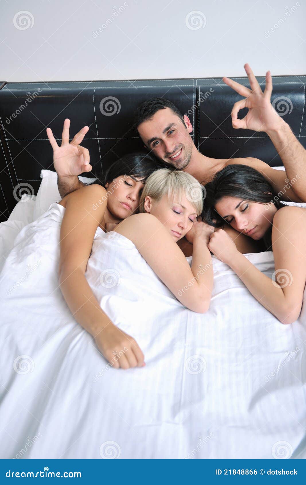 Один мужик несколько баб. Трое людей в постели. Три человека в постели. Две девушки и парень в постели. Девушка и три мужчины в постели.