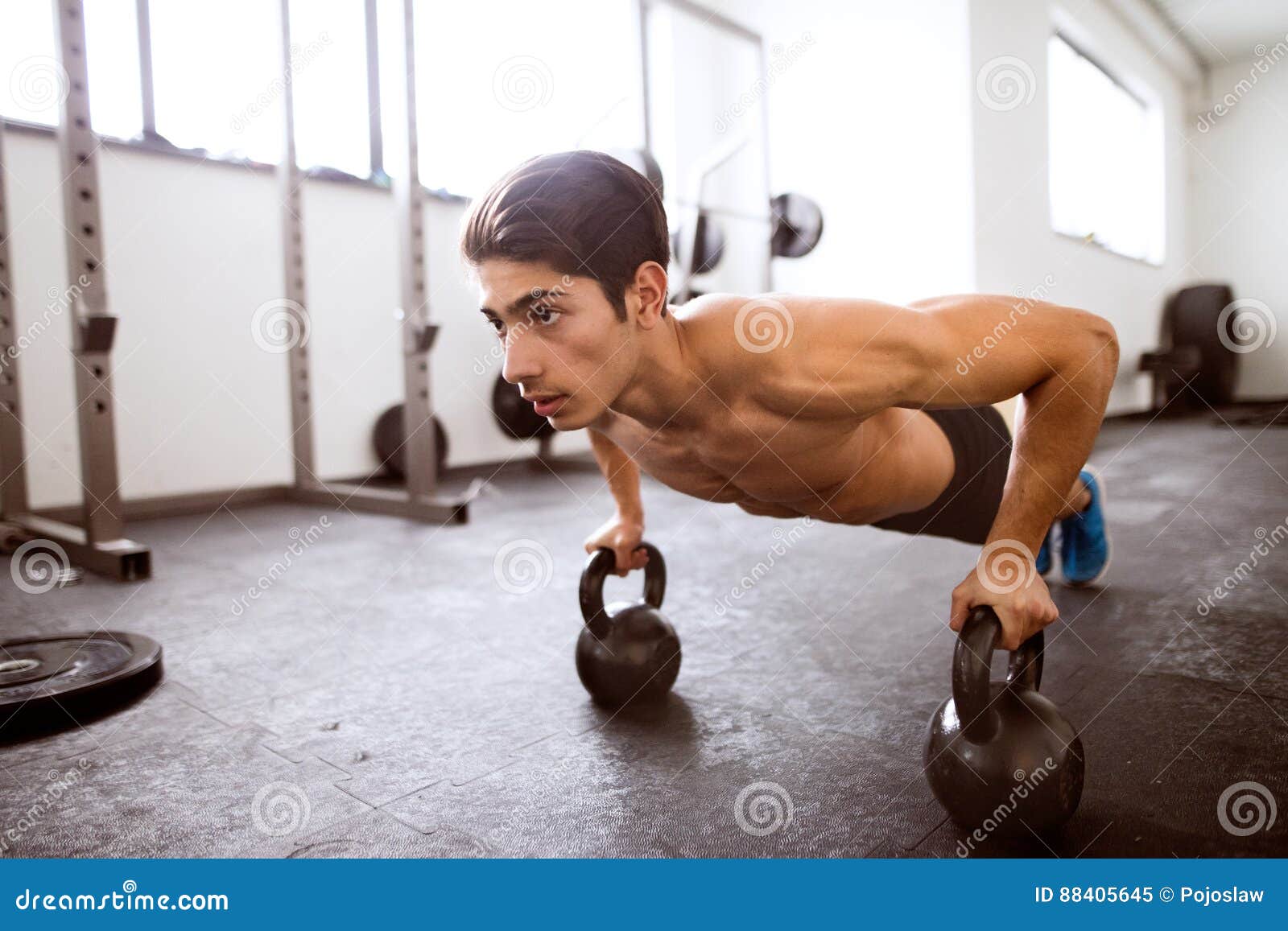 Отжимания с гирей. Отжимания от пола на гирях. Упражнения с гирей фото. Отжимания. Отжимания на гирях.