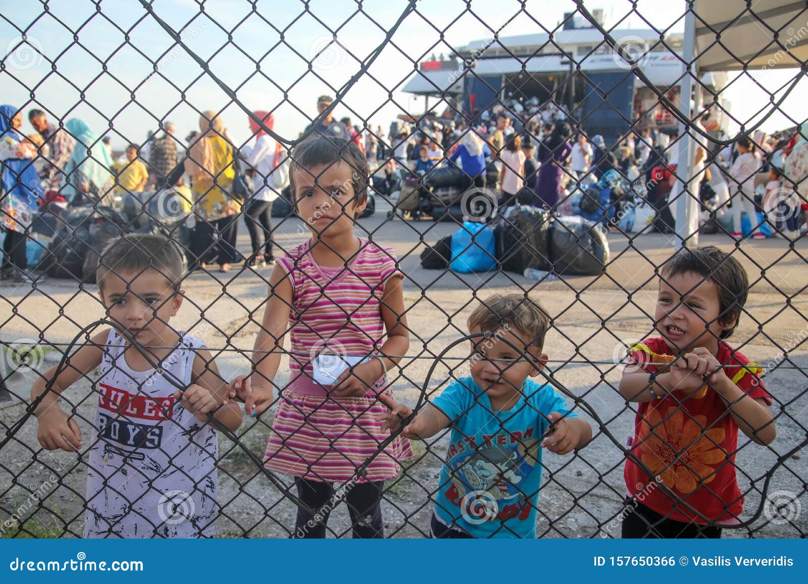 Депортации детей. Лодка беженцев с детьми из Сирии. Дети беженцы Гюмри.