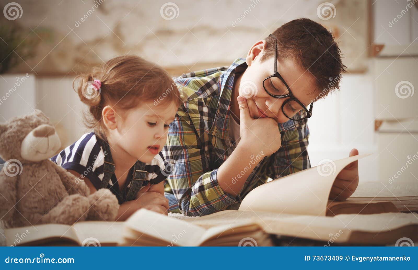 Читал с сестрой читал с ней. Братья и сёстры книга. Брат и сестра читают. Мальчик читает книжку маленькому братишке. Брат читает книгу.