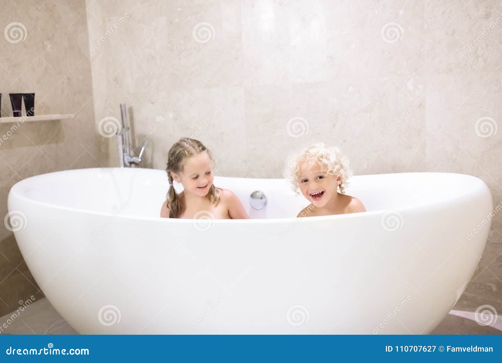 Русские купаются в ванной. Дети моются в ванной. Ванная для детей. Дети купаются в ванной. Разнополые дети в ванной.