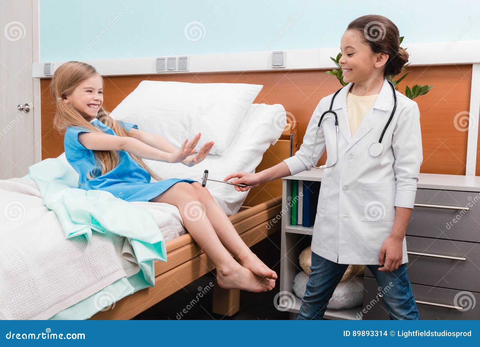 Дети играющие в доктора. Рассказы как мы играли в доктора стульчик. Мальчик и девочка доктор. Дети играют в доктора и пациента. Le toy van набор доктора.