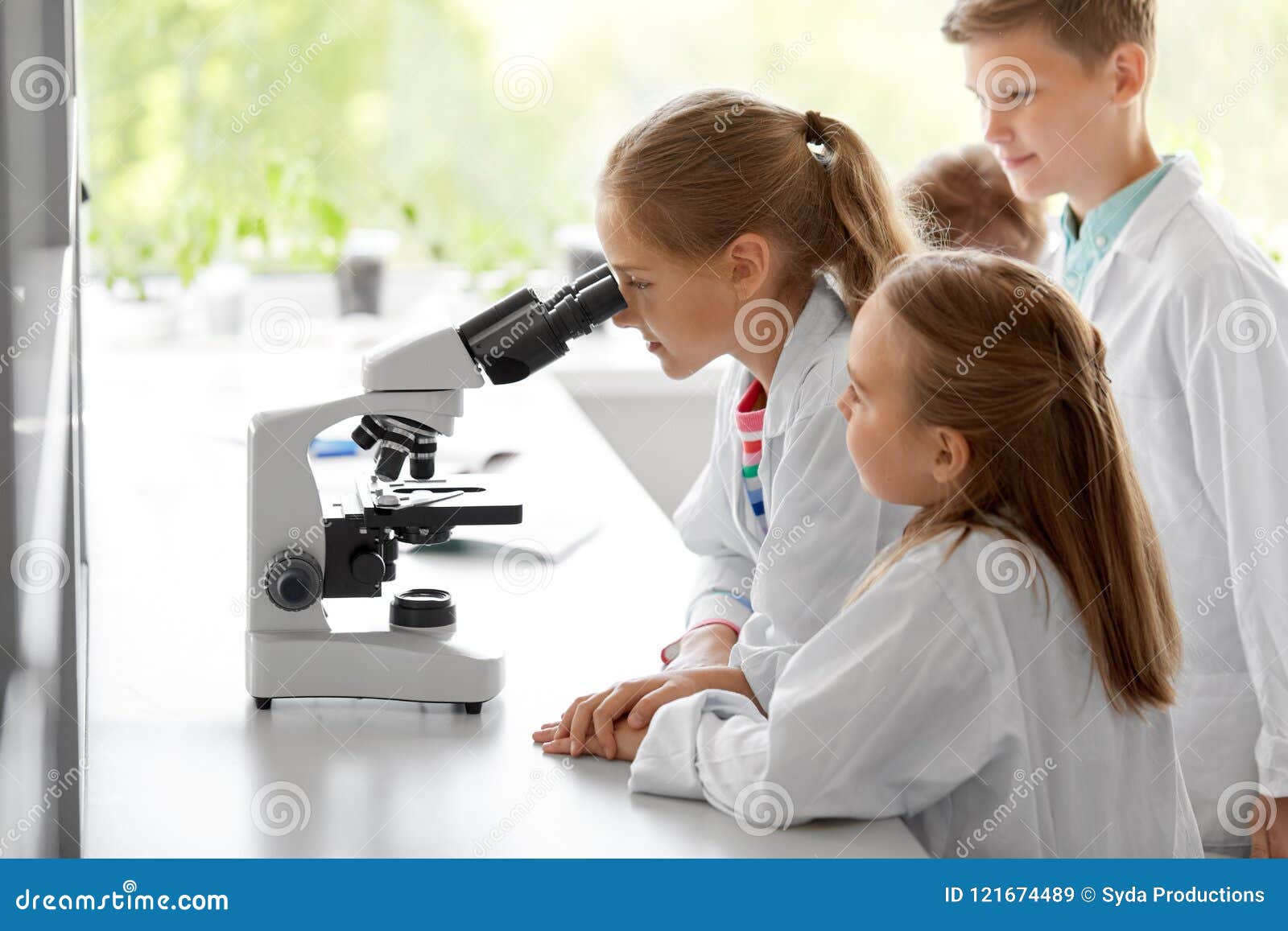 Микроскоп в школе. Микроскоп для детей. Ребенок у микроскопа в школе. Ученик с микроскопом. Аудио урок биологии