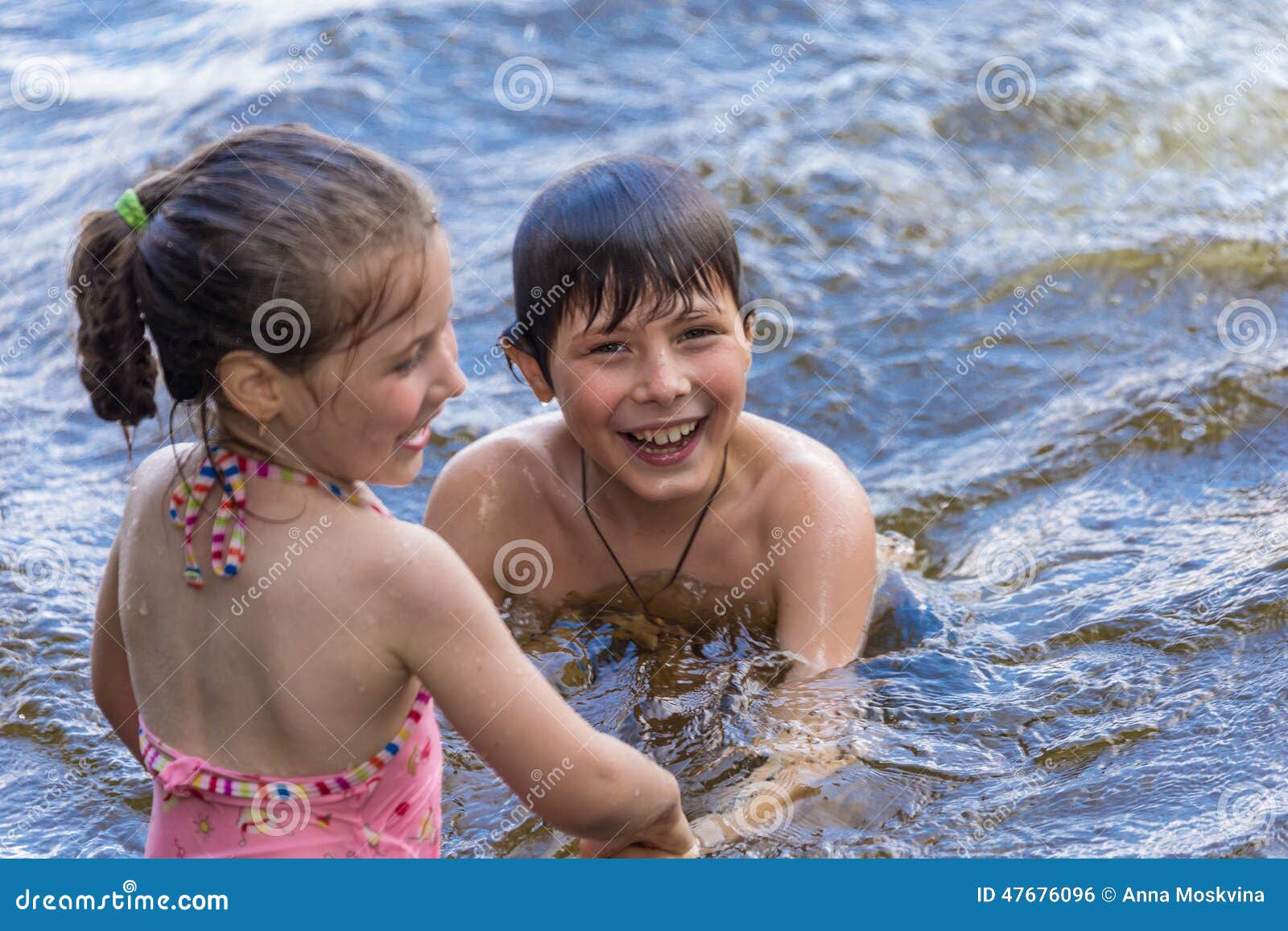 Сестренка купается. Сестрички купаемся дети. Две сестры купаются. Сестра купается. Младшая сестрёнка купается.