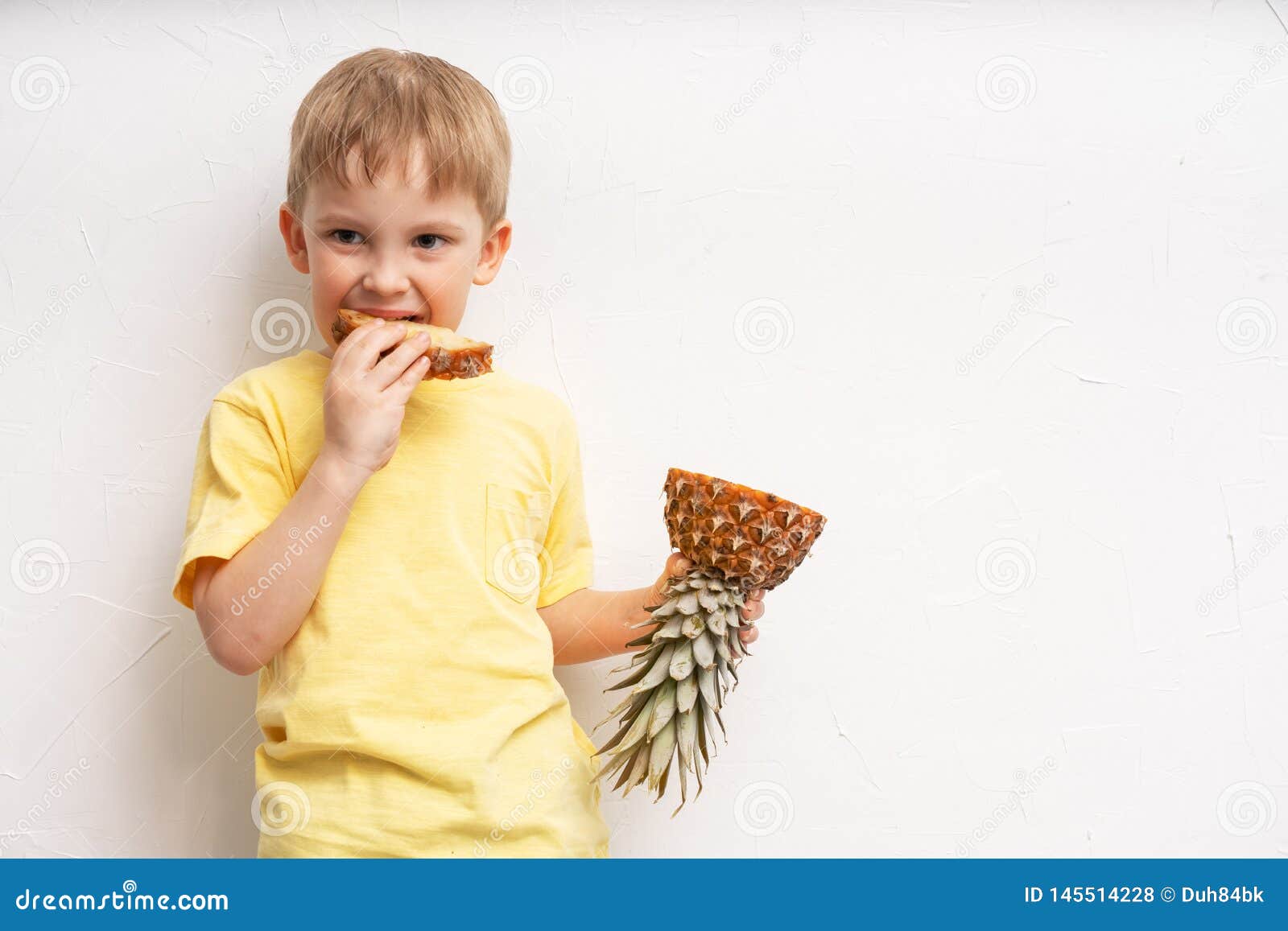 Ананас для детей. Мальчик с ананасом. Девочка ест ананас. Человек держит ананас. Сочные дети.