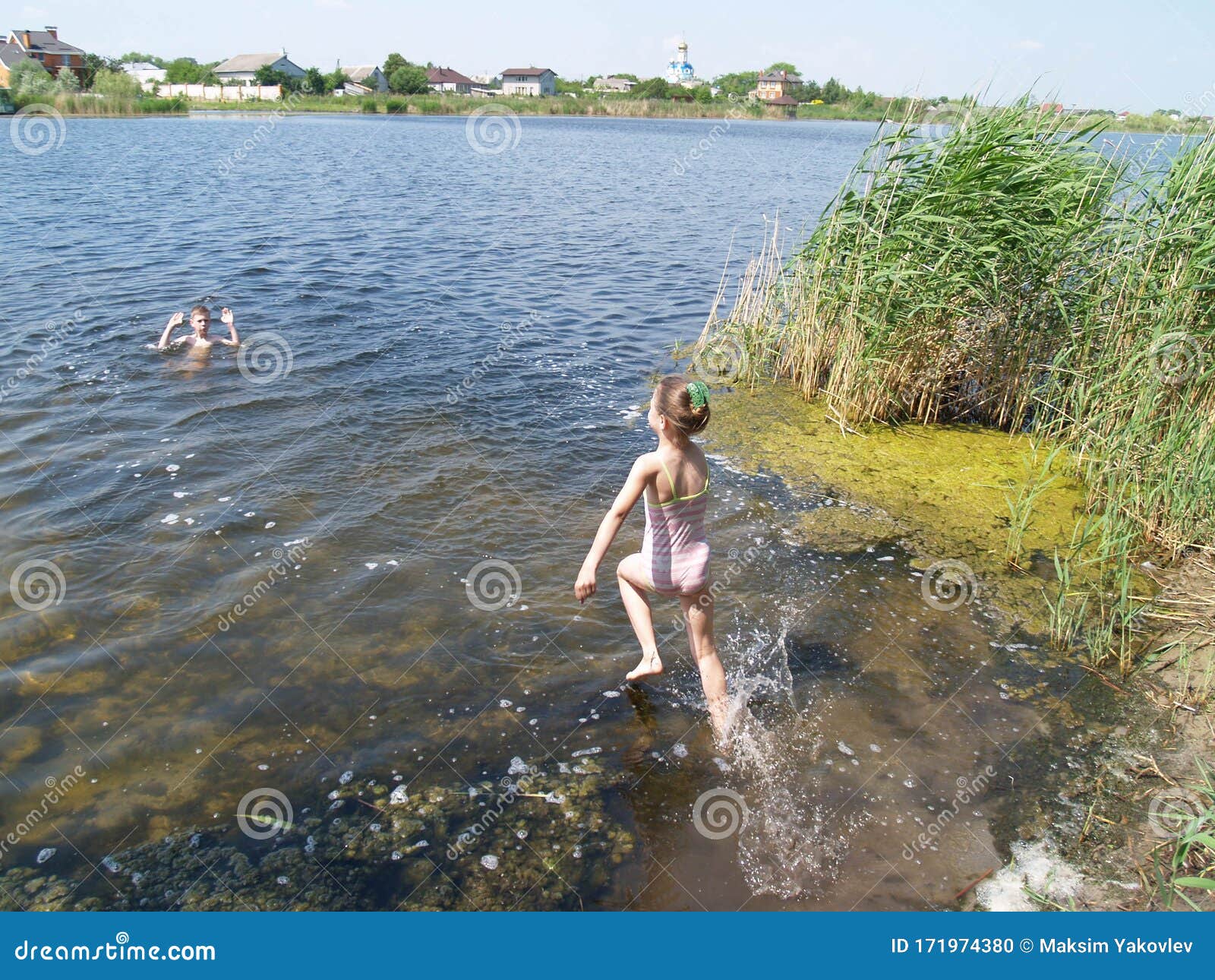 дети в речке  Дети купаются в реке стоковое фото. изображение насчитывающей река -  171974380