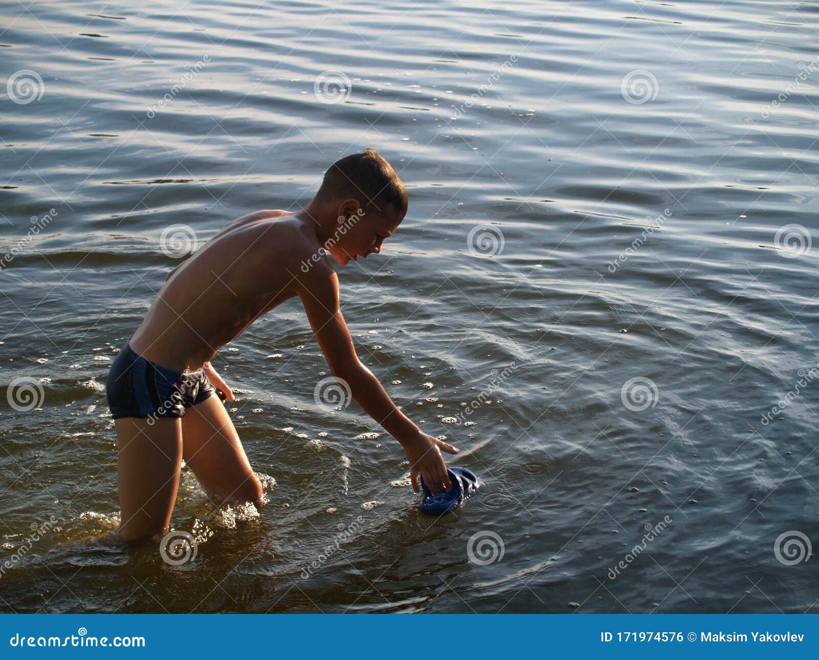 Купаемся в плавках. Мальчишки на речке. Мальчик на реке. Мальчики купаются в реке.