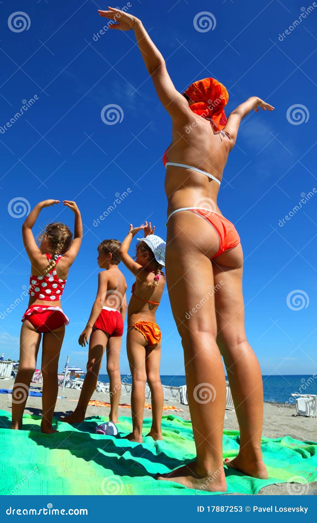 с детьми голым на пляж фото 29