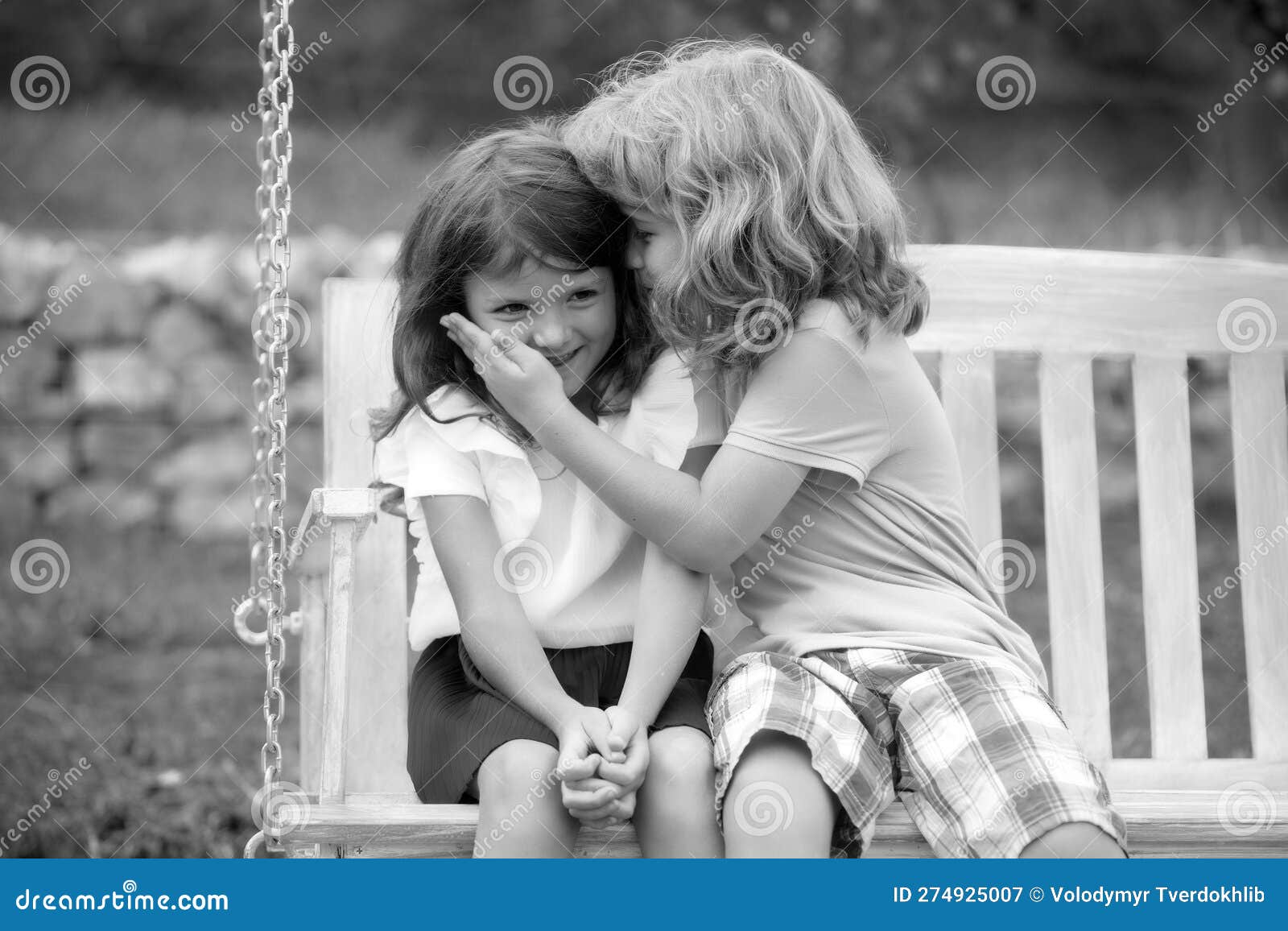 дети целуются в летнем парке на улице. маленькие мальчики и девочки  наслаждаются летом. лучшие друзья двое детей. Стоковое Изображение -  изображение насчитывающей примите, немного: 274925007