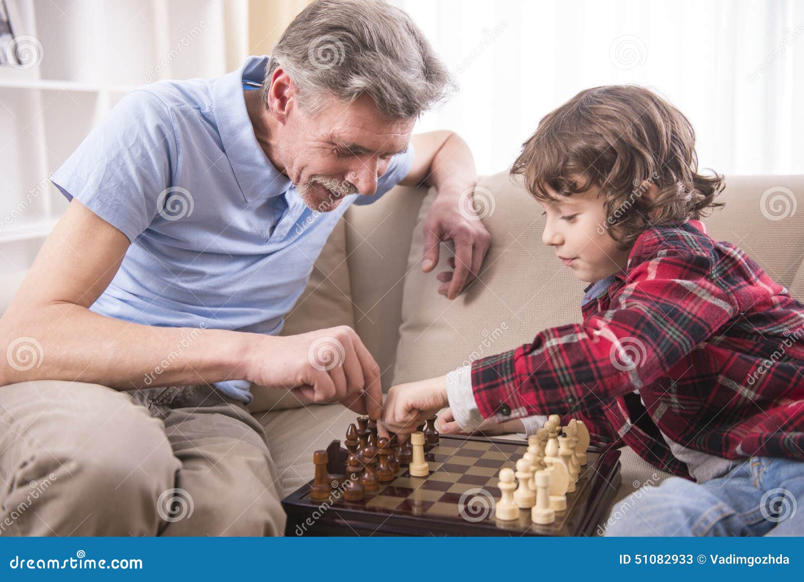 Передача опыта новому поколению. Старшее и младшее поколение. Дед и внук играют в шахматы. Опыт из поколения в поколение. Дети и старики передача опыта.