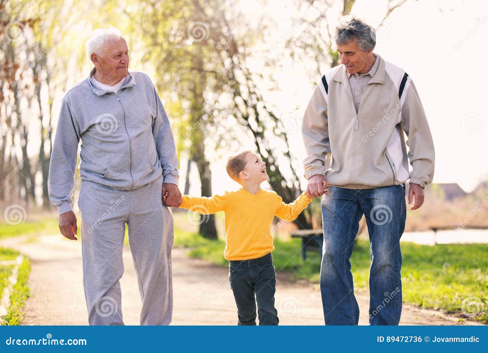 Два деда быстро. Дедушка гуляет в парке. 2 Дедушки. Дед гуляет с внуком. Двое дедушек.