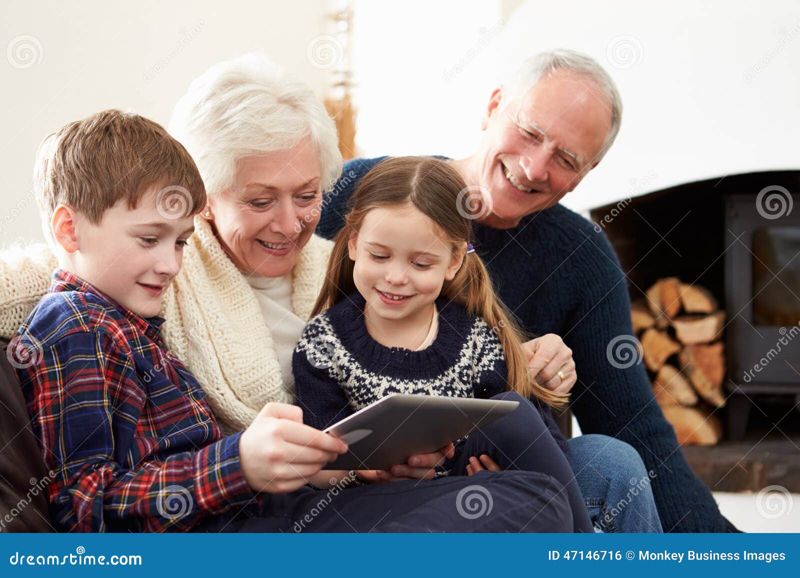 Навестить семью. Бабушка и дедушка с внуками. Навестить родителей. Встреча с внуками. Старики с внуками.